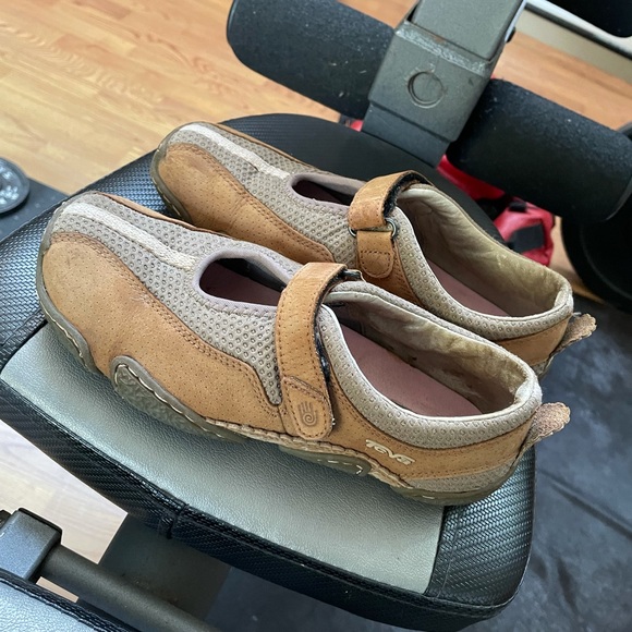 TEVA shoes with Velcro closure - Picture 3 of 13